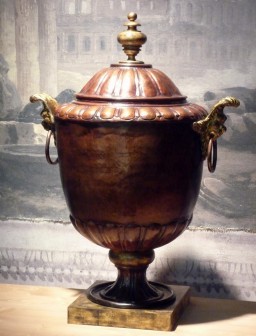 01905-00 Vase en bronze antique modèle têtes de lions diamètre 28 x h 63 c