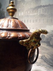 01905-00 Détail du vase en bronze antique modèle têtes de lions