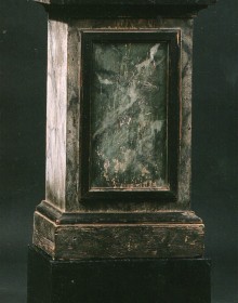 Piédestal en bois décoré de faux marbres, produit sur mesure