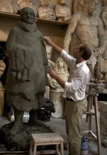 Raphael, notre collaborateur exécutant le modelage d une statue monumentale