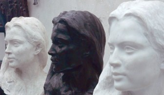 Sculpture-portaits feminins en trois versions: plâtre, bronze et marbre.