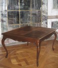 00325-00 Table Louis XV en chêne ou noyer, plateau parquet, 120 x 120 x h 78 cm