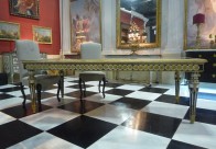 00326-00 Table avec frises sculptées et plateau marbre 235 x 107 x h 78 cm
